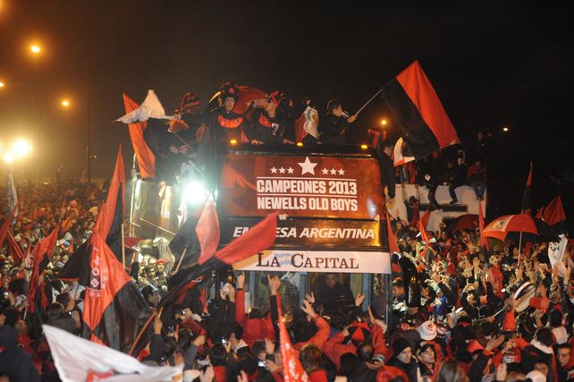 El campeonato de Newells desató una fiesta de los hinchas que acompañaron al plantel desde el aeropuerto hasta el Parque. (Foto Archivo: H. Rio)