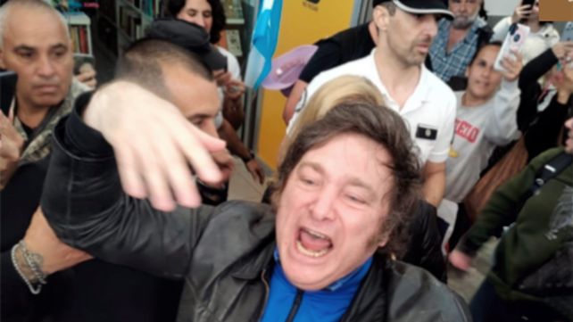 Un ruidoso grupo de partidarios de La Libertad Avanza esperaban a Javier Milei en el aeropuerto de Fisherton.&nbsp;