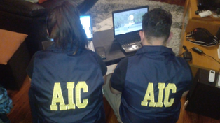 Personal de la AIC en uno de los domicilios allanados ayer por distribución de pornografía infantil.