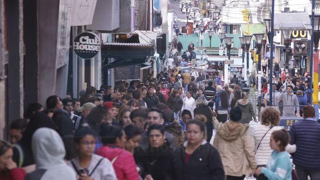 Extensa cola para conseguir trabajo en una casa de comidas en Paraná