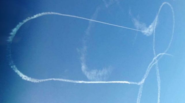 Marina de Estados Unidos pidió disculpas porque un piloto dibujó un pene en el cielo