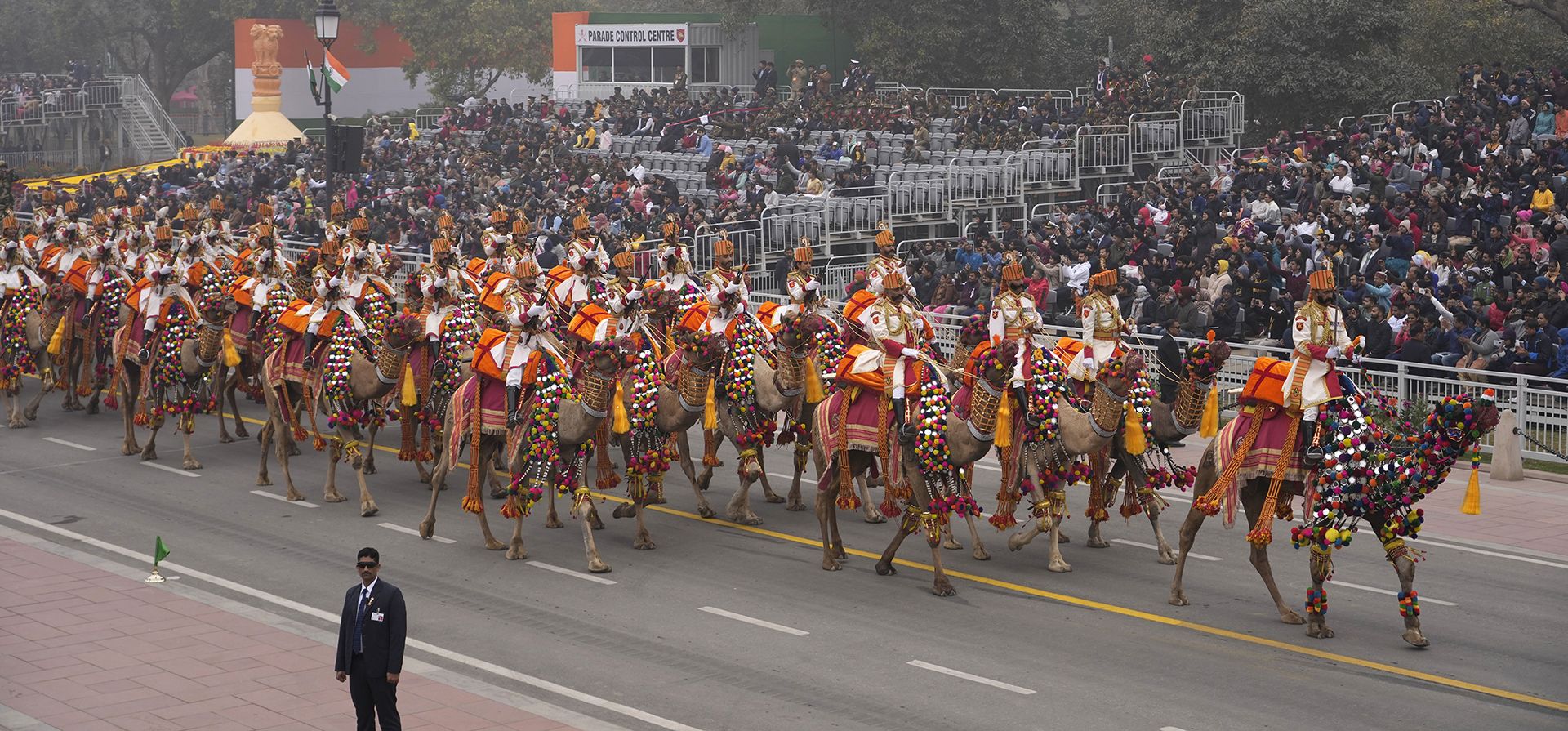 Soldados de la Fuerza de Seguridad Fronteriza de la India montados en camellos marchan por el bulevar ceremonial Kartavya Path durante las celebraciones del Día de la República de la India en Nueva Delhi, India, el jueves 26 de enero de 2023. (Foto AP / Manish Swarup)