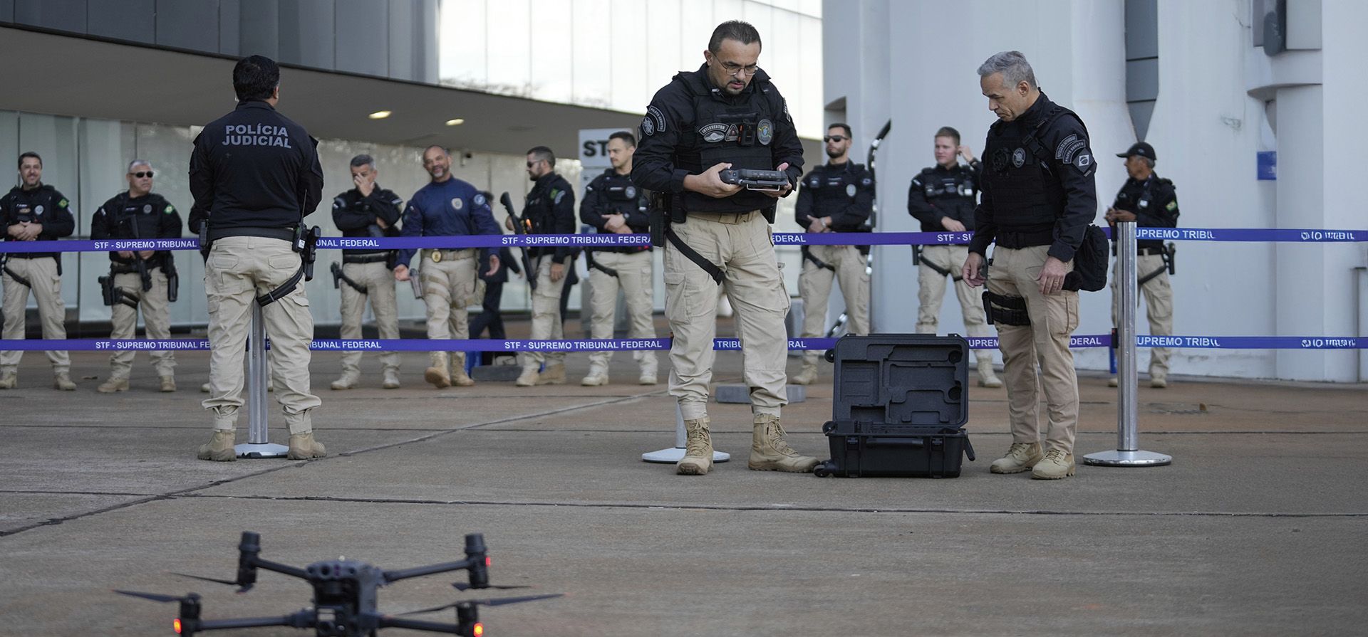 Agentes de policía prueban un dron frente a la Corte Suprema en Brasilia, Brasil, el martes 2 de septiembre de 2025, donde el expresidente brasileño Jair Bolsonaro enfrentará la fase de veredicto y sentencia de su juicio por presuntamente liderar un intento de golpe de Estado para mantenerse en el poder tras su derrota electoral de 2022. (Foto AP/Eraldo Peres) Agentes de policía prueban un dron frente a la Corte Suprema en Brasilia, Brasil, el martes 2 de septiembre de 2025, donde el expresidente brasileño Jair Bolsonaro enfrentará la fase de veredicto y sentencia de su juicio por presuntamente liderar un intento de golpe de Estado para mantenerse en el poder tras su derrota electoral de 2022. (Foto AP/Eraldo Peres)