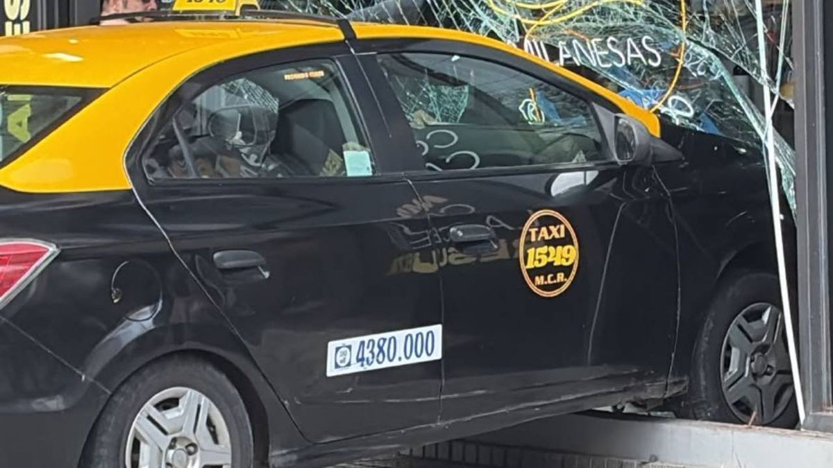 Siniestro vial en barrio Martin: un taxi se incrustó en un local de milanesas