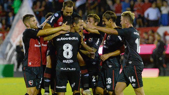 Festejo. Todos abrazan a Lema