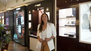 Mariel en la casa central de la joyería Work sobre el Paseo del Siglo.