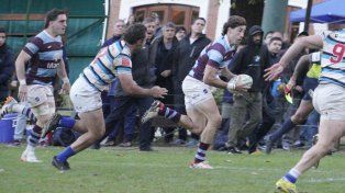 Nicolás Casals encara por la línea al ingoal rival. Con su try Atlético se puso a tiro con el SIC y la conversión de Manuel Nogués le terminó de dar definitivamente la victoria a Plaza Jewell.