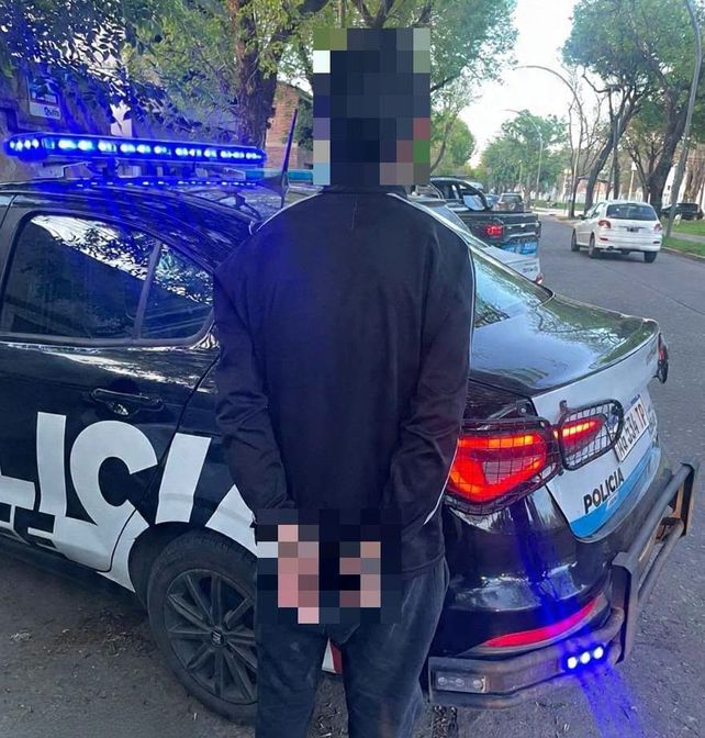 El joven que estaba dentro de la casa