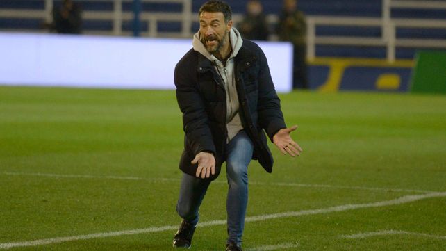 Cristian González está obligado a meter mano en el equipo.