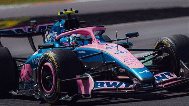 Franco Colapinto y el Alpine a fondo en la pista de Monza, para el GP de Italia.