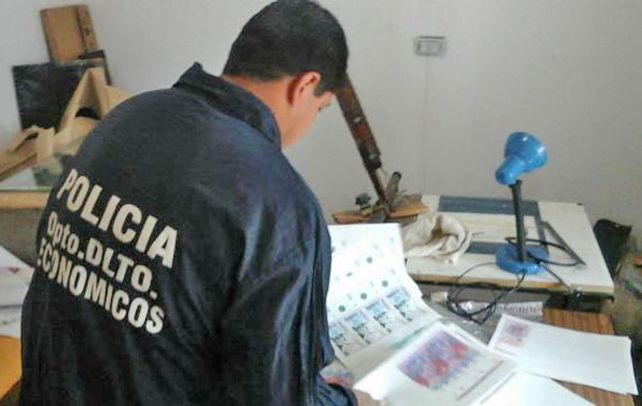 truchos. Un policía cordobés incauta planchas de dólares falsos.