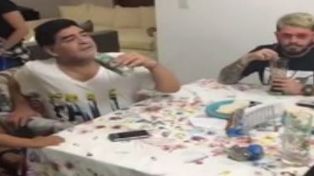 Mannequin Challenge. Maradona junto a Diego Junior que se tiñó el pelo al estilo Messi.