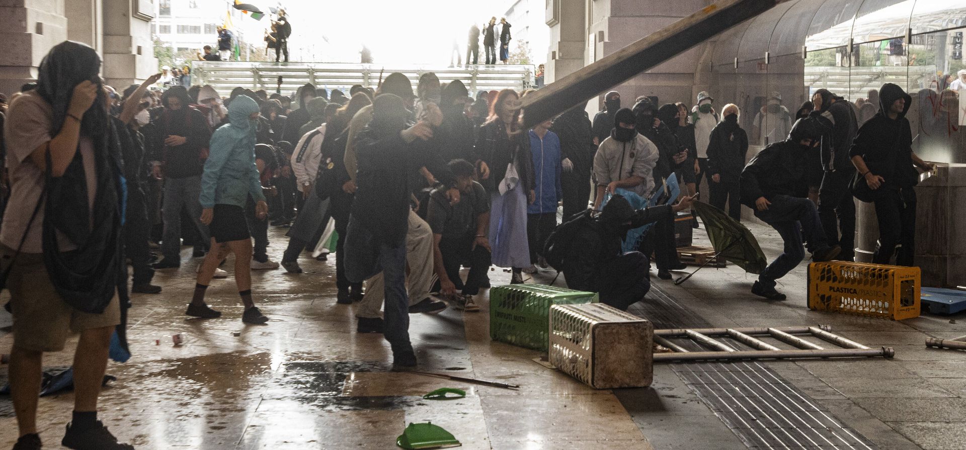 Manifestantes entran a la Estación Central durante enfrentamientos con la policía tras la marcha de apoyo a Palestina en Milán, Italia, el lunes 22 de septiembre de 2025. (Marco Ottico/Lapresse vía AP) Manifestantes entran a la Estación Central durante enfrentamientos con la policía tras la marcha de apoyo a Palestina en Milán, Italia, el lunes 22 de septiembre de 2025. (Marco Ottico/Lapresse vía AP)