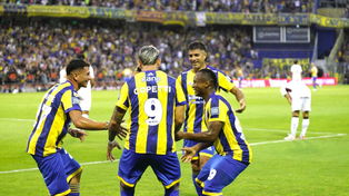 Los jugadores de Central festejan el gol de Campaz ante Lanús.