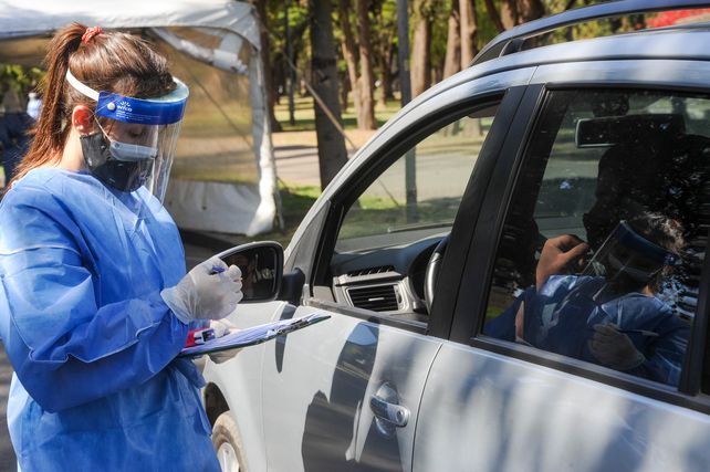 Analizan que cada pasajero que salga del país pague su test de PCR y alojamiento de confinación