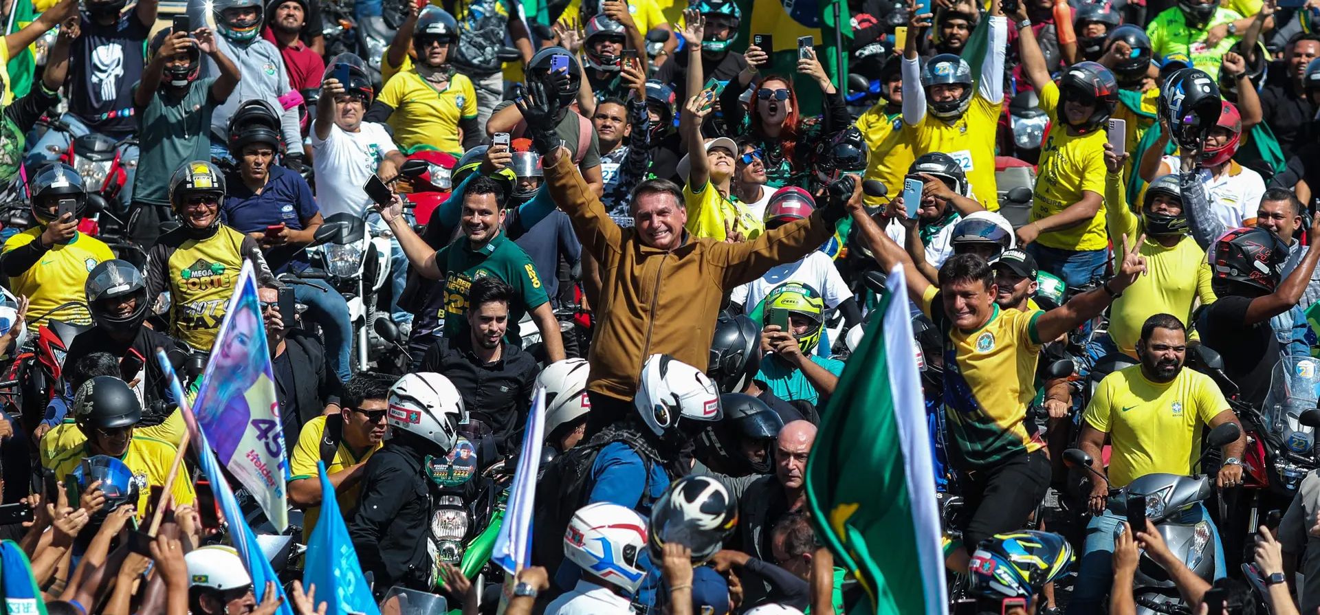 Jair Bolsonaro saluda a sus seguidores durante un mitin en el estado de Pará. Brasil celebra sus elecciones presidenciales el 2 de octubre Fotografía: Filipe Bispo/O Liberal/AFP/Getty Images