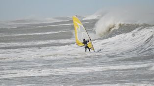 Fernando encarando una ola en el mar.&nbsp;