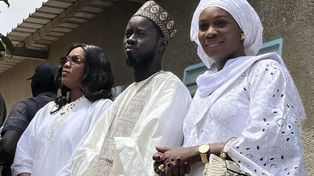 El nuevo presidente de Senegal, Bassirou Diomaye Faye, flanqueado por sus dos esposas.