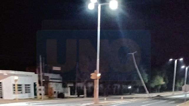 Borracho chocó con una luminaria que quedó muy dañada