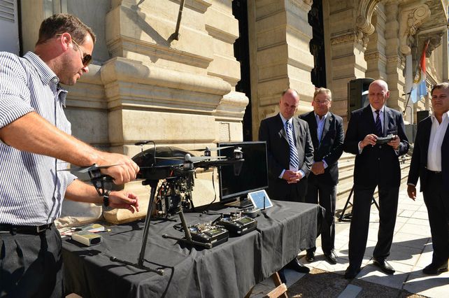El acto de entrega en Santa Fe de patrulleros y drones para la policía.