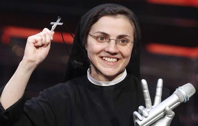 Sor Cristina hace uso de una voz inconfundible y cristalina.