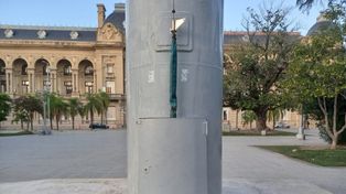 La base del mástil frente a la Casa de Gobierno de Santa Fe. Allí un policía sufrió la pérdida de dos falanges de su mano derecha.