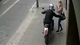 Video: una mujer murió tras sufrir un fuerte golpe al ser asaltada por un motochorro en La Matanza