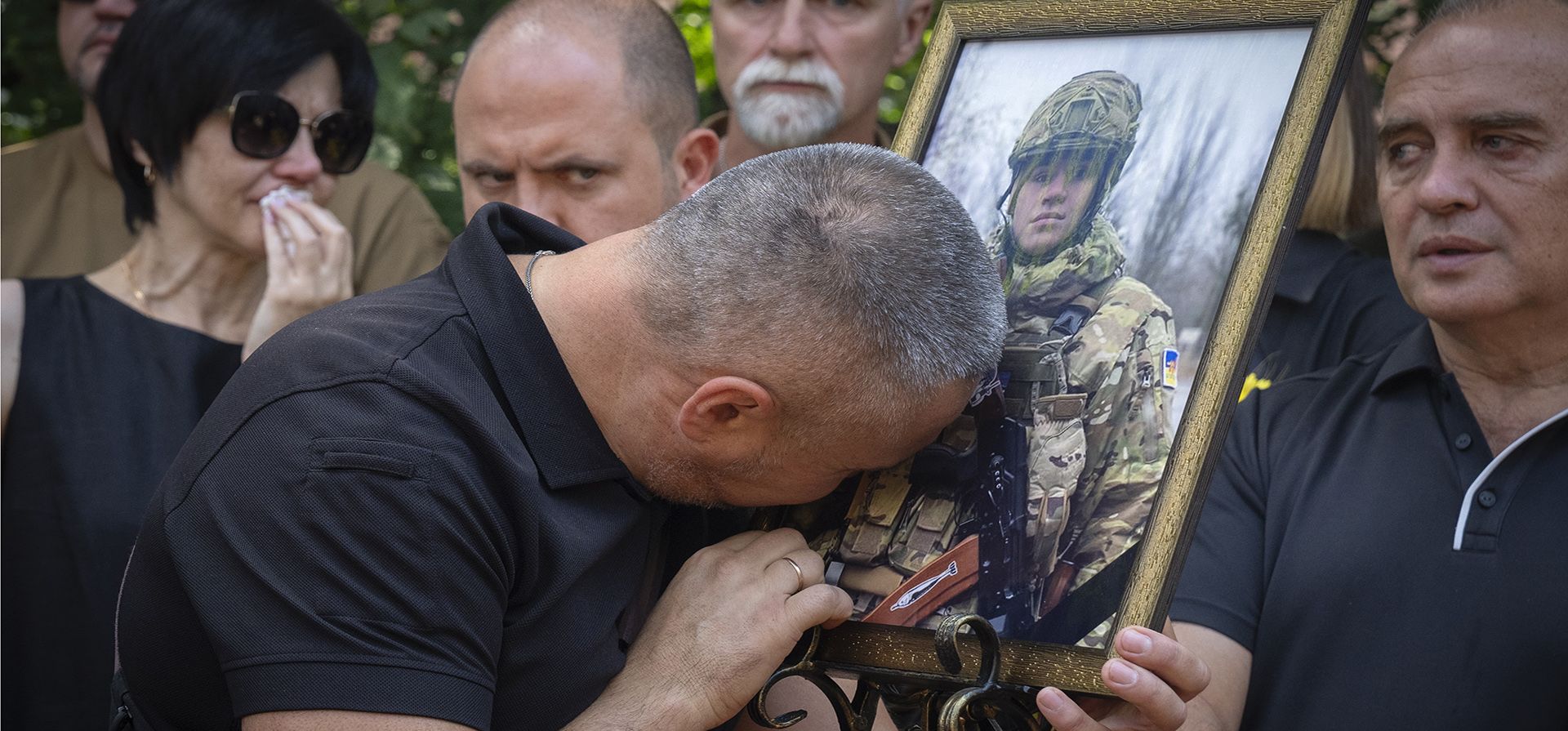 El padre de Ihor Voyevodin llora mientras sostiene una fotografía de su hijo, un estudiante de filología de la Universidad Shevchenko de Kiev y soldado voluntario de Azov, que murió en una batalla con las tropas rusas. (Foto AP/Efrem Lukatsky) El padre de Ihor Voyevodin llora mientras sostiene una fotografía de su hijo, un estudiante de filología de la Universidad Shevchenko de Kiev y soldado voluntario de Azov, que murió en una batalla con las tropas rusas. (Foto AP/Efrem Lukatsky)