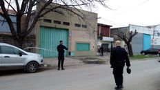 El taller mecánico donde el lunes fue ultimado a balazos Carlos Argüelles. El taller mecánico donde el lunes fue ultimado a balazos Carlos Argüelles.