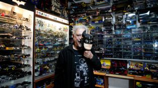 De psiquiatra a dueño de una baticueva: el rosarino que juntó casi mil batimóviles