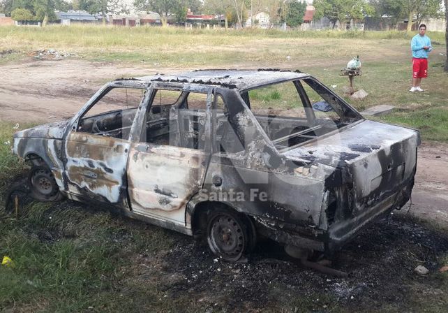 Quemaron otro auto durante la madrugada en la ciudad