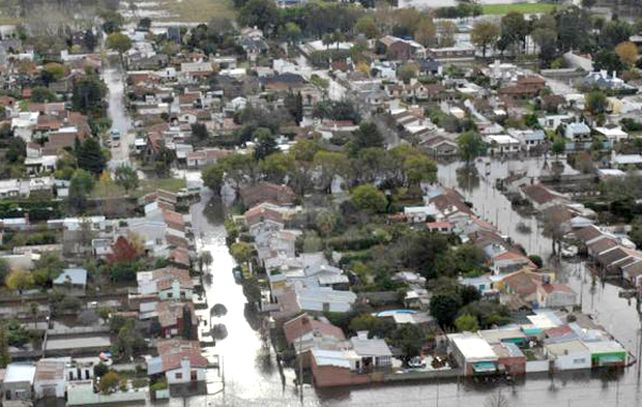 Las aguas del arroyo Azul inundaron las calles de la ciudad.