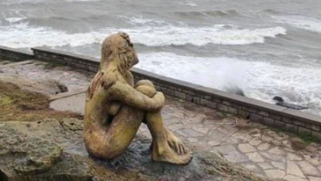 La misteriosa estatua de una mujer sorprendió a vecinos y turistas en Mar del Plata.