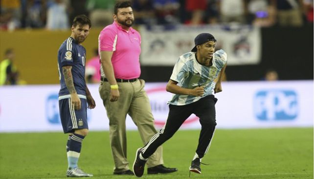 Las imágenes que la televisión no mostró cuando un fanático se arrodilló ante Messi