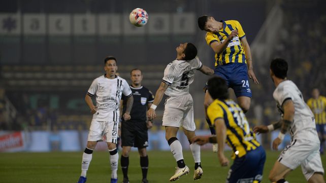 Veliz busca de cabeza en el área rival. Central no pudo lastimar ni quiera por vía aérea.