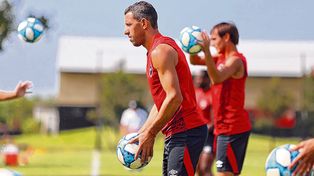 Dueño de la pelota. Maxi trabaja en Bella Vista. La Fiera&nbsp; aporta experiencia y talento al equipo leproso.