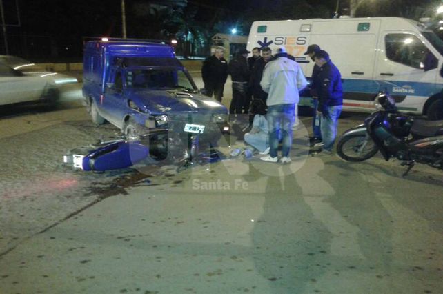 Una camioneta chocó con una moto en Lamadrid y Mendoza