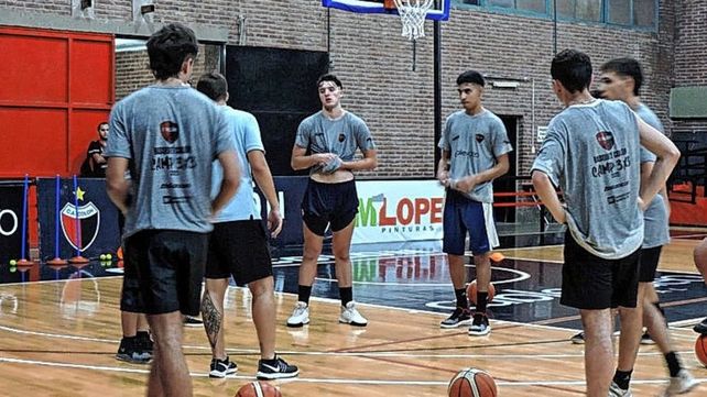 Más de 60 chicos de tres categorías participan del Campus del básquet de Colón.&nbsp;