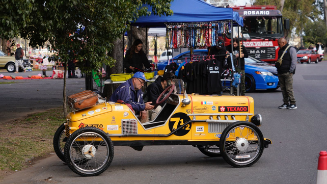 Festejos por el 9 de Julio. Exposición de autos antiguos, una de las atracciones en el parque Independencia. 