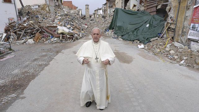 Impactantes fotos de la visita del Papa a Amatrice, el pueblo italiano devastado por un terremoto