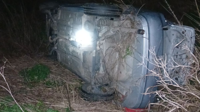 Vuelco en Albarellos. El siniestro vial sucedió en la ruta provincial S26 y no participó otro vehículo