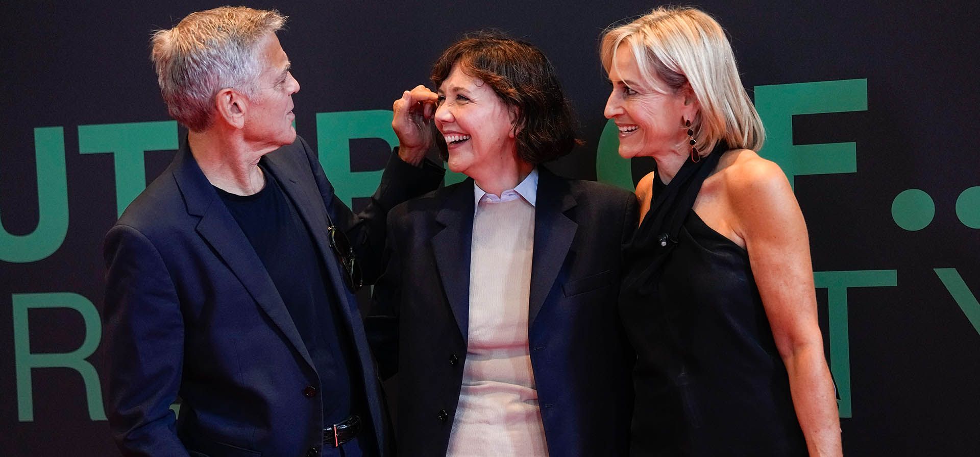 George Clooney, la presidenta del jurado Maggie Gyllenhaal y la presentadora Emily Maitlis posan para los fotógrafos a su llegada al evento "El futuro de la creatividad" durante la 83.ª edición del Festival de Cine de Venecia, en Venecia, Italia, el viernes 4 de septiembre de 2026. (Foto de Alessandra Tarantino/Invision/AP)