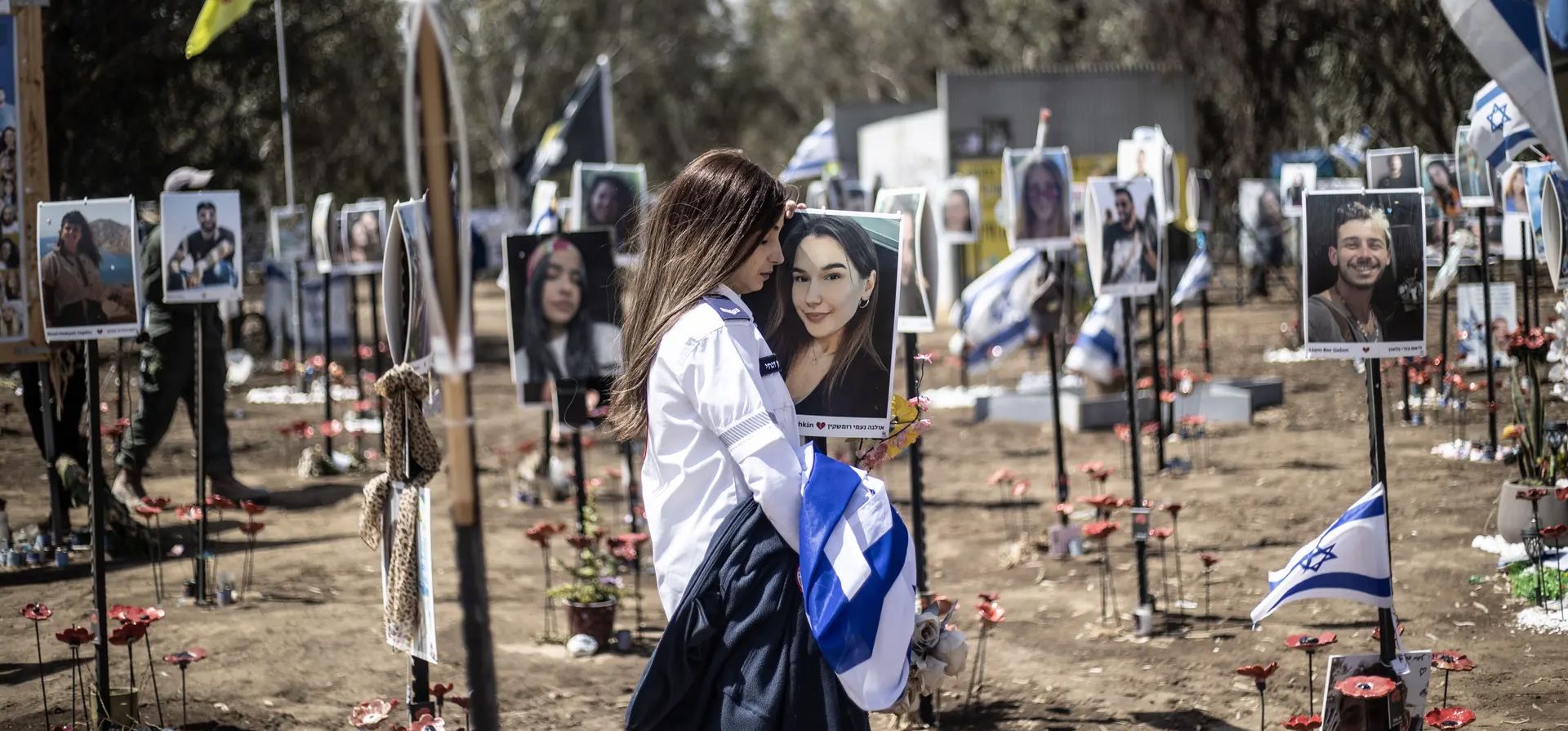 Un miembro de los servicios de emergencia sostiene una fotografía de una mujer en el lugar conmemorativo de las víctimas de la masacre del festival de música Nova el 7 de octubre, Re'im, Israel. Fotografía: Anadolu/Getty Images Un miembro de los servicios de emergencia sostiene una fotografía de una mujer en el lugar conmemorativo de las víctimas de la masacre del festival de música Nova el 7 de octubre, Re'im, Israel. Fotografía: Anadolu/Getty Images