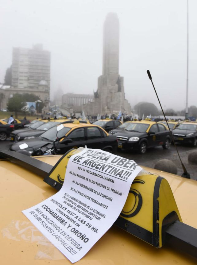 Los taxistas marcharon en caravana hacia el Monumento contra la llegada de Uber