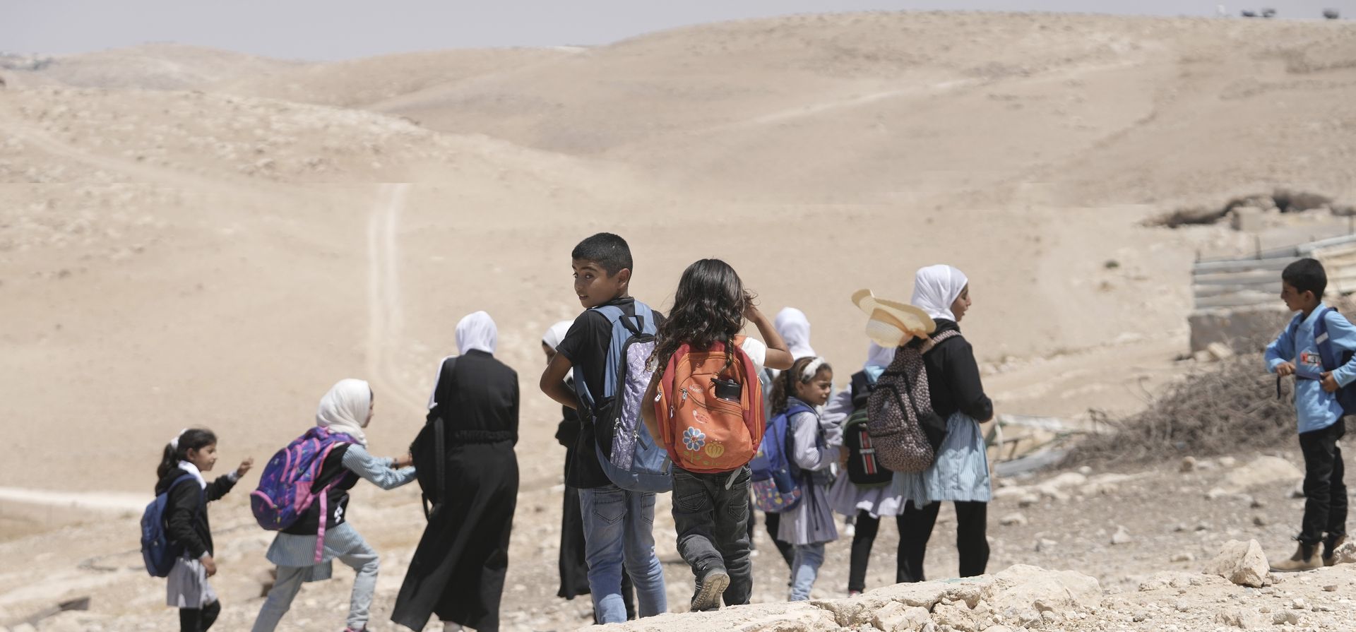 Niños palestinos caminan a casa desde la escuela Fakhit en la comunidad de Masafer Yatta en Cisjordania, el jueves 24 de agosto de 2023. Los activistas dicen que la escuela está bajo amenaza inminente de demolición por parte de las autoridades israelíes. (Foto AP/Mahmoud Illean) Niños palestinos caminan a casa desde la escuela Fakhit en la comunidad de Masafer Yatta en Cisjordania, el jueves 24 de agosto de 2023. Los activistas dicen que la escuela está bajo amenaza inminente de demolición por parte de las autoridades israelíes. (Foto AP/Mahmoud Illean)