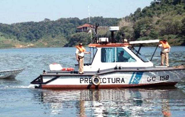 En acción. Una de las embarcaciones que usó Prefectura para el rescate.