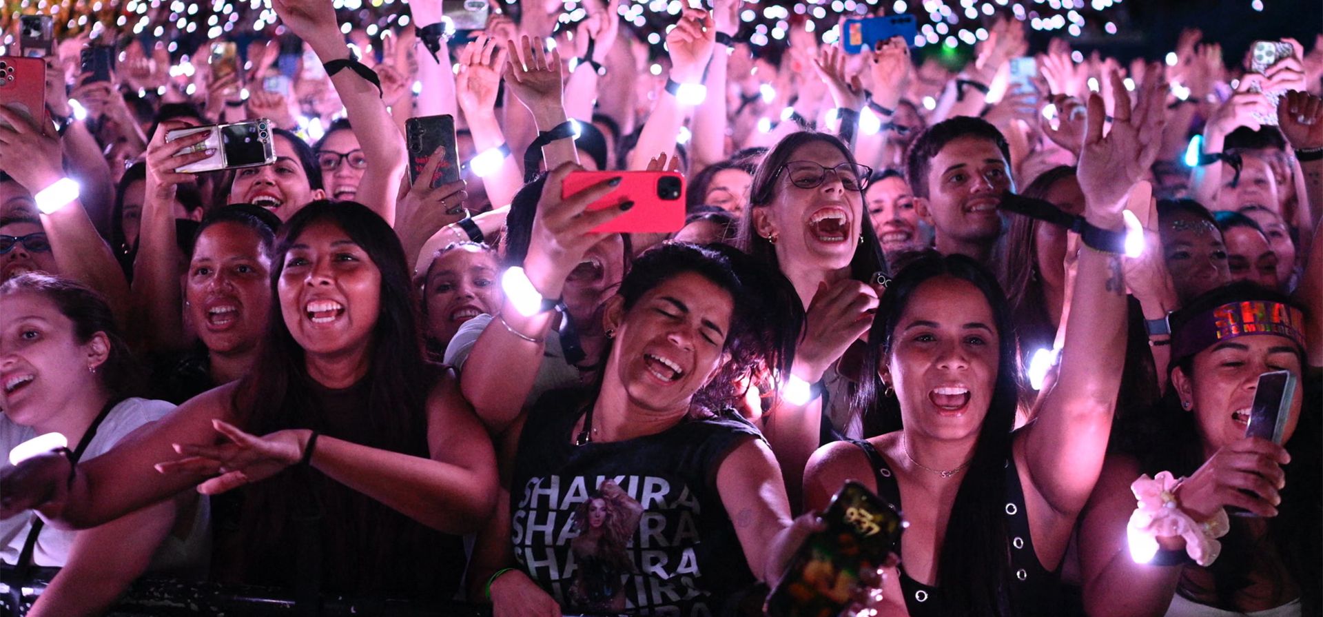 Fans de la cantante colombiana Shakira asisten a su gira mundial Fans de la cantante colombiana Shakira asisten a su gira mundial