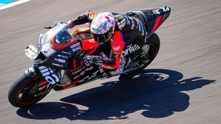 Flecha veloz. Aleix Espargaró &nbsp;(Aprilia) arrasó a todos en la pista de Termas. Hoy buscará quedarse con la final del MotoGP.