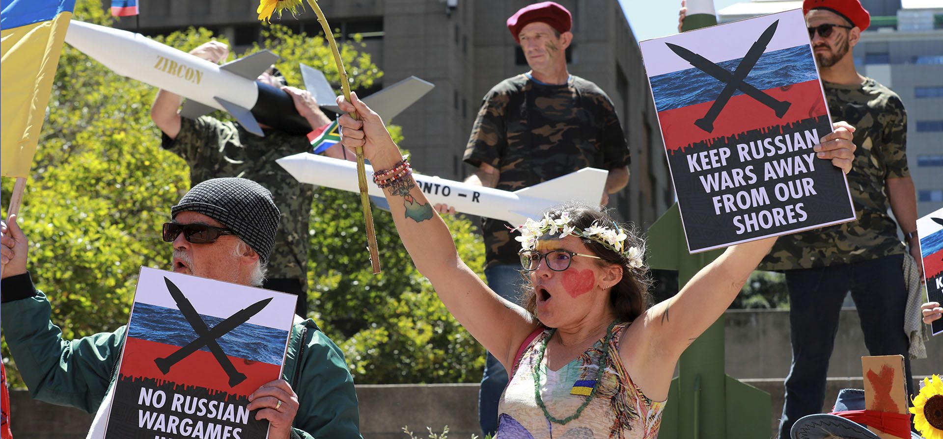 Protesta frente al consulado ruso en Ciudad del Cabo, Sudáfrica, el viernes 17 de febrero de 2023 contra los ejercicios navales frente a la costa este del país. Rusia, China y Sudáfrica están listos para comenzar ejercicios navales frente a la costa del Océano Índico de Sudáfrica. (Foto AP/Nardus Engelbrecht)