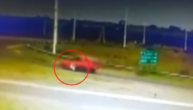 Así fue arrastrado un policía para eludir un control de tránsito